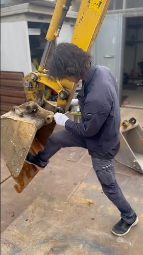 【職人技】置場でユンボのバケット交換！