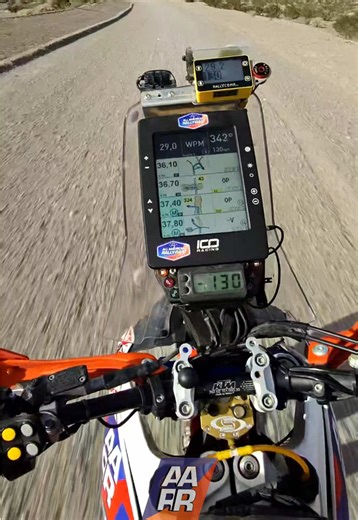 Think your rally navigation setup is bulletproof? Think again. These three silent killers are costing you stage time: 1️⃣ Cheap trip meters that drift – When your distance lies, your notes are useless. Every meter out of sync can mean missing a cap, a note, or a critical danger. 2️⃣ Flimsy roadbook holders – Vibration, dust and hits will expose weak hardware fast. If your digital nav can’t handle real rally terrain, your focus breaks and your flow goes with it. 3️⃣ No backup switches – One faile