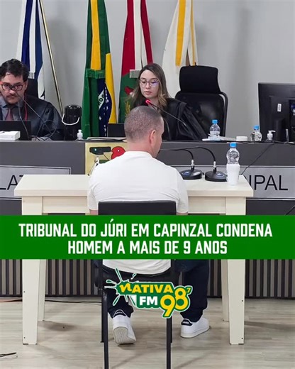 Rádio Nativa FM on Instagram: "O Tribunal do Júri de Capinzal condenou Vinícius de Azeredo a uma pena de nove anos e oito meses de prisão em regime fechado, e 10 dias multa em julgamento realizado na quinta-feira (5), estendendo-se até na madrugada de sexta-feira (6), na Câmara de Vereadores do município. O réu, de 35 anos, morador de Ouro, foi sentenciado por tentativa de homicídio privilegiado qualificado e também por porte ilegal de arma de fogo de uso restrito. A sessão do Júri teve início p