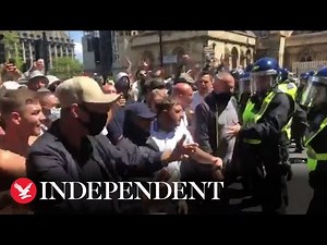 Right-wing protesters attack riot police in London