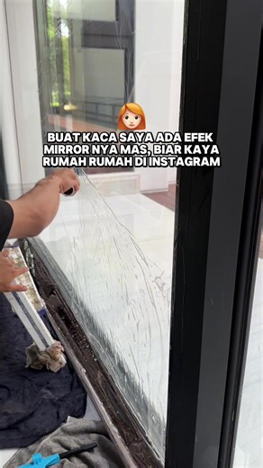 Rumah tetap terang dari dalam, tapi dari luar cuma kelihatan pantulan 😎 Pakai kaca film Mirror One Way privasi aman, panas matahari ditolak sampai 99%. Nyaman di rumah tanpa silau, tanpa gerah. ☀️❌🔥 #rekomendasikacafilm #windowfilmbuilding #kacafilm #kacafilmtolakpanas #kacafilmrumah
