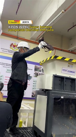 16 DIS 25: NILAI barangan mencecah RM1 juta melibatkan 54 kes berjaya dilupuskan dalam Majlis Pelupusan Mega Kementerian Perdagangan Dalam Negeri Dan Kos Sara Hidup (KPDN) Kuala Lumpur 2025 hari ini. Pengarah KPDN Wilayah Persekutuan Kuala Lumpur (WPKL), Mohd Sabri Seman berkata, pelupusan barangan kes kali ini dikategorikan mega kerana dalam tempoh dua tahun, ia merupakan yang tertinggi. 📹: Akif Irfan//UtusanTV Klik kotak hijau untuk berita lanjut 📰 #trendingnewsmalaysia #beritaditiktok #fyp 