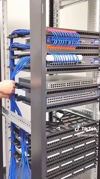 Cable Management in a 42U Rack Like a Pro! 💻🔥 Messy cables = slow troubleshooting 😩 Clean cable management = professional network! 🚀 💡 Best Practices: 🔹 Use cable managers (horizontal & vertical) 🔹 Label every cable 🏷️ 🔹 Separate power & data cables ⚡ 🔹 Keep proper cable length (no tangles) 🔹 Use Velcro straps (not zip ties) 🔹 Maintain good airflow & spacing 🌬️ ⚡ Clean rack = better performance easy maintenance! 👉 Save this post 💾 👉 Share with IT learners 🤝 👉 Follow himratech f