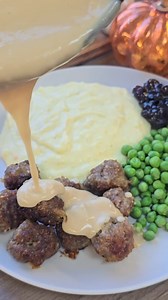 Az IKEA megosztotta a svéd húsgolyó receptjét, amit én is elkészítettem itthon és oh boy, ez nagyon fincsi 😍 Hozzávalók: 750 gr sertés-marha darált hús 1 hagyma finomra aprítva 1 fokhagyma gerezd 100 gr zsemlemorzsa 1 egesz tojás 5 ek tej só,bors ízlés szerint,de bőségesen Barna szósz: 40 gr vaj 40 gr liszt 300 ml húsleves alaplé 150 ml sűrű főzőtejszín 2 ek szójaszósz 1 kk díjon mustár #reels #shorts #ikea #húsgolyó #meatballs #recept #recipe #svéd #swedish | Kitti konyhája