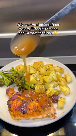 Low key loving the colder nights 🙂‍↕️ #fyp #foodie #foodtok #dinner #dinnerideas #cookwithme #roast #uktiktok #comfortfood #asmr #asmrsounds #eveningroutine