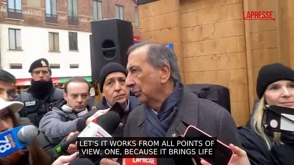 Milan, the traditional Christmas market opens in Piazza Duomo