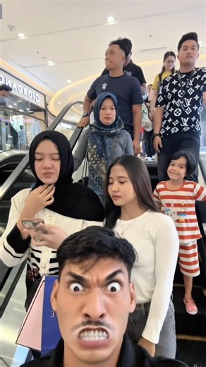 funny face filter prank on escalator 🤣 #prank #funnyshorts #funnyvideos #funnyvideo #funny #foryou