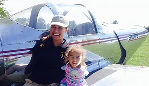 Toddler born without arms hugs first-ever armless pilot in viral photo