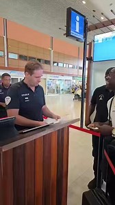 « 100% CONTRÔLES » à l’aéroport de Guyane : Des jeunes Guyanais, résidant officiellement dans l’Hexagone, se voient empêchés de regagner leur propre domicile.Pourquoi cet acharnement ciblé ? Est-ce le code postal qui définit désormais nos droits fondamentaux ? On ne peut pas prôner la continuité territoriale d'un côté et pratiquer l'exclusion systématique de l'autre.« On ne demande pas de faveurs, juste le respect de la liberté de circuler pour nos enfants. »#JusticePourNosJeunes #Guyane #StLaur