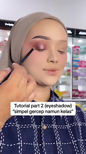 TUTORIAL PART 2 ( Eyeshadow ) Ketika ada yg simpel, gercep namun Mewah, Kenapa mesti yg lama, ribet dan blm tentu cocok dan menarik.. Ini salah satu Rekomendasi look eyeshadow yg Cocok utk semua jenis kelopak,, mau kelopak kecil,lebar menonjol bahkan gak berkelopak pun😍😍🥰😻 All produk by @dungdung_makeupstore #fhatiozaky #fhatiozakymakeupartist #dungdungmakeupstore #tutorialmakeup #makeup #alis #eyeshadow #eyes #makeupsumbar #mua #muaindonesia #makeuptutorial #eyelash #eyebrows #tiktok #fypシ
