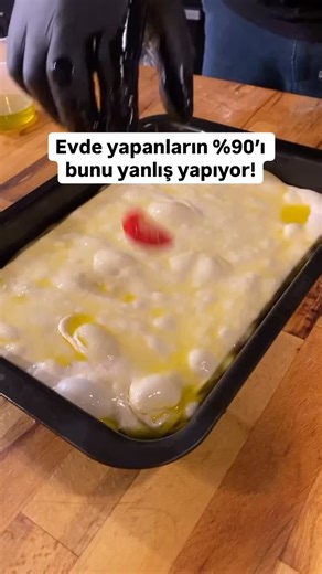 Ibrahim Dinç on Instagram: "Focaccia Tarifi Un (Ekmeklik): 1000 g Su (Soğuk): 750 g 📍 Un ve suyu karıştır, 1 saat otoliz dinlendirmesi yap. Yaş Maya: 25 g Kaya Tuzu: 22 g Zeytinyağı: 50 g 📍 1 saatin sonunda maya, tuz ve zeytinyağını ekle. 📍 Hamuru sadece 1 kez katla, asla fazla zorlayarak yoğurma. 📍 Tepsiye al, 1.5 – 2 saat mayalandır. 📍 Üzerini zeytinyağı ile yağla, parmak uçlarınla karakterini ver. 📍 Üzerine biberiye, zeytin veya domates ekleyebilirsin. 📍 200°C fanlı fırında 25–30 dakik