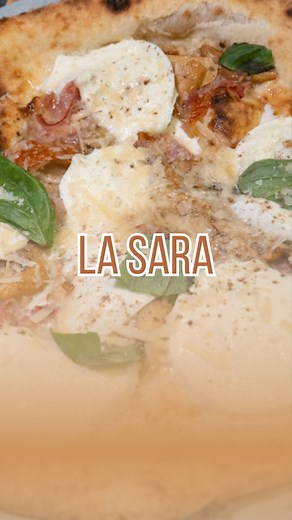 La pizza "Sara" è un vero inno alla tradizione rivisitata: pancetta paesana, funghi porcini e, quasi a cottura ultimata, un’aggiunta di mozzarella di bufala, pepe e scaglie di parmigiano. Una combinazione studiata per chi ama scoprire nuovi orizzonti di gusto. | Antica Pizzeria Da Gennaro
