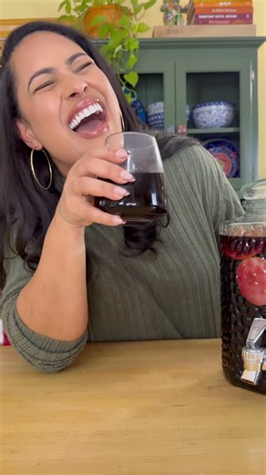 Omi Hopper 🇵🇷 on Instagram: "Holiday Sangria!!!! Feliz Noche Buena Mi Gente… Los quiero de aquí hasta el cielo 🫶🏽"