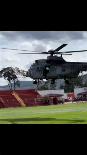 Helicóptero 🚁 da Marinha do Brasil faz pouso no Campo do Valério Esporte Clube (VEC) em Itabira. O Helicóptero faz parte da equipe de transporte e segurança do presidente da República Luiz Inácio Lula da Silva, que realizará visita na cidade e participará da inauguração no Hospital Nossa Senhora das Dores nesta quinta-feira, 11/12, às 11h. De acordo com informações este seria o (helicóptero na imagem é um Helibrás UH-15 Super Cougar (anteriormente conhecido como Eurocopter EC725), prefixo N-710