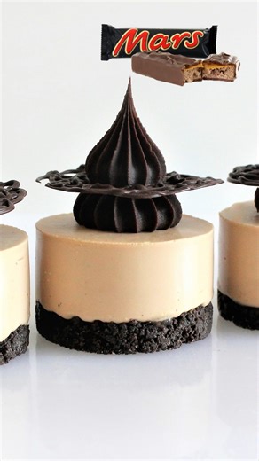 Mini Mars Bar Cheesecakes. This recipe is a delicious take on a no-bake cheesecake that combines the richness of Mars bars with the smooth silkiness of a cheesecake. Recipe in comments 👇 | Cupcake Savvy