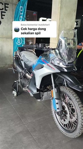 Membalas @matdolee1 Rp 274,500,000 . . . ​Tipe Mesin: 2-Silinder Inline, 4-Stroke, DOHC, Berpendingin Cairan (berbasis KTM LC8c). ​Kapasitas: 799 cc. ​Tenaga Maksimal: 95 HP (70 kW) @ 8.500 rpm. ​Torsi Maksimal: 87 Nm @ 6.750 rpm. ​Transmisi: 6-percepatan dengan Slipper Clutch & Quickshifter (Opsional/Varian tertentu). ​Mode Berkendara: Sport, Rain, dan Off-road. ​2. Sasis & Kaki-Kaki ​Suspensi Depan: USD (Upside Down) 48 mm, fully adjustable, travel 230 mm. ​Suspensi Belakang: Monoshock, fully 