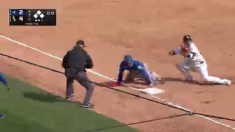 7回表1アウト満塁 試合は4-2、2点差の場面ここで村上宗隆がIQの高い素晴らしい守備を見せる！6回裏の逆転2ランホームラン、確かにチームを救った一発しかし本当に称賛すべきは、この守備7回表、1死満塁犠牲フライで1点はやむを得ない状況、誰もがそう思った右翼への飛球。送球はホームへ投げても間に合わないその現実を一瞬で見極めた村上は、迷わずカットへ入りそして右翼手からの送球を受けると、間髪入れず三塁へ二走を刺す、値千金のアウト1点は献上したが、このアウトで3アウトチェンジ、傷口を最小限に留めた（4-3、1点差リードでチェンジ）冷静な判断と一連の動きが、相手に流れを渡さなかった好プレー派手さはない。しかし結果として、このプレーこそが勝利を呼び込んだと言っていい試合後、報道陣に囲まれた村上は、静かに振り返る「セカンドランナーが（三塁へ）走っているのは見えていたので、ホームは無理だろうと思って、カットして三塁へ投げました。カットするつもりでしたし、そんな中で走ってたんで投げたっていう感じです」勝負を分けるのは、一瞬の決断ホームランよりも価値あるワンプレーこれが村上宗隆という選手#村上宗隆 #Wh