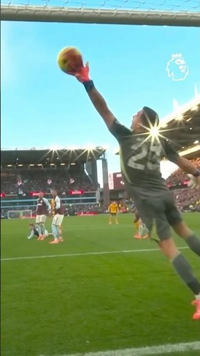 Emi Martinez WONDER SAVE! 🦸‍♂️