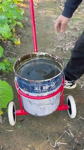 DIY wheeled bucket carrier makes garden watering effortless! Simple, smart, and saves your back 🪣�