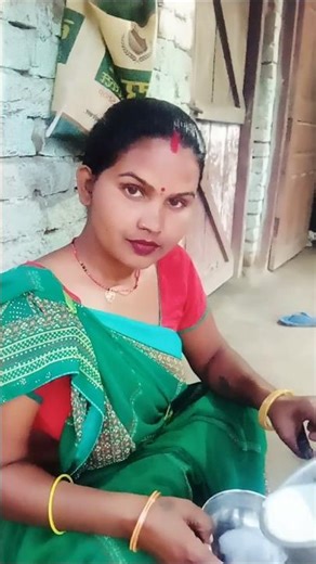 A disabled duckling helps his cut friendi 🐥#duckrescue #cuteanimals #animalrescue