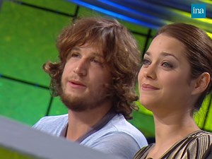 Moi, Thierry Ardisson, je recevais en 2003 deux jeunes comédiens qui allaient devenir des icônes du cinéma français : Marion Cotillard et Guillaume Canet. Ce soir-là, dans Tout le monde en parle, c’était drôle, c’était cash… et c’était avant la gloire internationale ! > Tout Le Monde En Parle | France 2 | 13/09/2003 En 2003, moi, Thierry Ardisson, je recevais Marion Cotillard et Guillaume Canet pour parler de leur film qui allait devenir culte : Jeux d’enfants. Un couple à l’écran… et bientôt à 