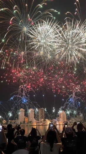 Still can’t get over the magic of last summer by the Han River ✨ DIFF 2025 was one of those moments where you just stop scrolling and feel the city, fireworks lighting up the sky, reflections dancing on the water, Da Nang glowing in its best version. And now, hearing the theme “Da Nang, United Horizons”, the excitement hits differently. It’s not just fireworks, it’s cultures meeting in the sky, from legendary pyrotechnic powerhouses like Japan, France, Italy, Germany, and more, all coming togeth