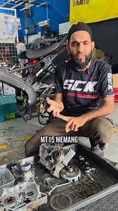 Masalah Balancer Engine R15/MT15/Y16 – Jangan Pandang Ringan! Ramai owner Yamaha R15 tak sedar yang gegaran melampau masa tunggang tu sebenarnya bukan benda biasa. Antara punca utama? Masalah pada balancer engine – lebih tepat lagi, balancer shaft atau spring kit balancer dan bearing dah mula longgar atau haus. Bila balancer shaft tak lagi selari atau bearing dah rosak, gegaran dari crankshaft tak dapat diserap dengan betul. Akibatnya, moto rasa bergegar teruk waktu idle, pickup tak smooth, dan 