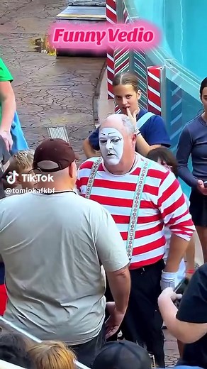 Tom the Mime Performs at SeaWorld: A Hilarious Show