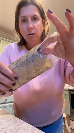 These parchment paper cupcake liners make everything look bakery-fresh 療 You get 200 individual liners perfect for cupcakes, muffins, cinnamon rolls, brownies, sourdough bread, dinner rolls, you name it! They’re non-stick, easy release, and way cuter than plain paper liners. | Thepinkgalaxy | Facebook