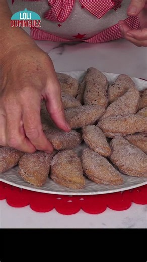 Loli Dominguez Jimenez on Instagram: "PESTIÑOS RELLENOS - RECETA TRADICIONAL. Tradicional y deliciosa receta que te recomiendo que la pruebes, quedan perfectos y aguantan muchos días en un tupper. . INGREDIENTES: . 125ml (1/2 taza) de aceite de oliva La piel de 1/2 naranja La piel de 1/2 limón 10g (1+1/2 cucharadas) de anís verde o matalahúva 300g Aprox. (2+1/4 tazas Aprox.) de harina de trigo común o de todo uso 3g (1/4 de cucharadita) de clavos de olor molidos 3g (1/4 de cucharadita) de sal 10