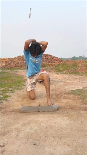 The boy was bitten by a crow in the middle of the road