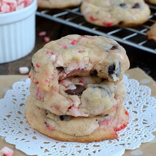 These easy OREO PEPPERMINT CRUNCH COOKIES get a fun holiday twist from chocolate cookies & peppermint chips. They will disappear as fast as you make them!!! Get the PRINTABLE RECIPE HERE: https://insidebrucrewlife.com/2013/12/oreo-peppermint-crunch-cookies/ | Inside BruCrew Life