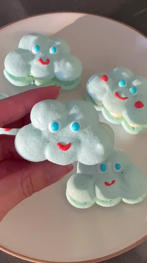 Cloud Macarons Tutorial: Cute Homemade Macaron Shapes
