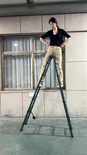 一把装修小白用起来都如鱼得水的梯子，木梯谁用谁吃亏！#伸缩梯子 #梯子 #家用梯子折叠 #木梯 #伸缩人字梯