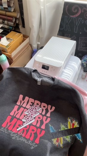 The HTVront Auto Heat Press is PERFECT for on-site pressing at your holiday shows/fairs! #heatpress