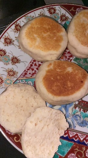 10 minute easy pan bread 😋 🍞 no yeast 🍞 no sourdough 🍞 no rising time 🍞 no oven 🍞 no butter Comes out like a cross between a biscuit and an english muffin, super yummy and easy! #easy #easyrecipe #instant #bread #noyeast #10minutes #quickrecipes #offgrid #offgridcooking #nooven #baking