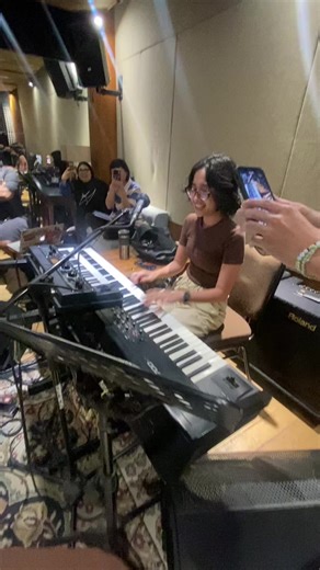 Konser Feast & Company di UI: Membangun dan Menghancurkan