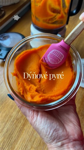 Michaela Landová on Instagram: "DÝŇOVÉ PYRÉ 🎃 Nejradši připravuji pyré z dýně Hokaido v troubě, je pak hezky husté. Stačí dýni omýt, rozkrojit na polovinu, vydlabat semínka a půlky dýni položit řeznou stranou na plech vyložený papírem na pečení. Peču při teplotě 180 stupňů (horní/dolní) do měkka asi 30 min., test provádím vidličkou. Ještě teplou dýni pak rozmixuji bez slupky na jemné pyré (ve videu food procesor KitchenAid 5KFC0516). Po vychladnutí použiji do receptu nebo uchovám krátkodobě v l