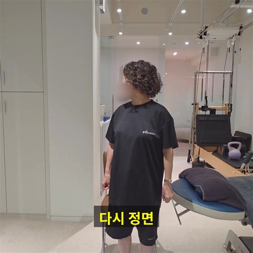 “두통 환자에서 발견된 안구운동 저하 전정 평형기능 저하 머리의 불수의적 움직임” 이번 환자는 두통을 주호소로 내원했으나, 단순 경부 근육 긴장 문제가 아닌 시각-전정-체성감각 통합 장애가 원인으로 작용하고 있었습니다. 1️⃣ 안구운동 저하 ⏹ 백내장 수술 이력 후 해당 안구의 pursuit 기능 저하 관찰 ⏹ 시각 입력의 불균형이 발생하면서, 뇌간 및 소뇌의 보상 메커니즘 활성화 2️⃣ 전정 평형기능 저하 ⏹ Foam pad 위에서 눈을 감고 선 자세: 5초 이상 균형 유지 실패 ⏹ 이는 전정계 → 소뇌 → 경부 및 체간 근육으로 이어지는 postural control loop의 기능 저하를 시사 3️⃣ 머리의 불수의적 움직임 ⏹ 시각-전정 정보 결손을 보상하기 위한 head oscillation pattern ⏹ 경부 근육(특히 suboccipital, SCM, splenius capitis)의 과긴장 유발 → 두통 발생 4️⃣ 치료 접근 (Clinical Implication)