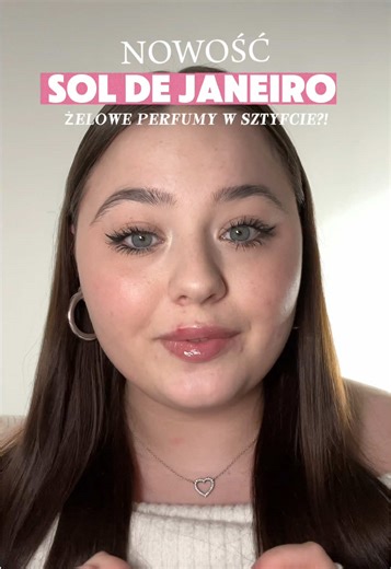 Sol de Janeiro wchodzi z totalną nowością 💛 Jelly Perfume Balm – perfumy w sztyfcie, które nakładasz jak balsam To żelowe, które nakładasz bezpośrednio na skórę jak balsam – bez alkoholu, bez lepkości, szybko się wchłaniają i zostawiają intensywny zapach nawet na kilka godzin. Idealne do torebki albo na szybkie poprawki w ciągu dnia 👜 Na start wychodzą 3 kultowe zapachy: 40, 62 i 68 – czyli dokładnie te klasyki, które już znacie z mgiełek i kremów, tylko teraz w nowej, kieszonkowej formie 🫶🏻