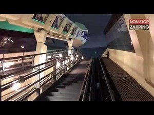 Disneyland L’attraction Space Mountain avec les lumières allumées Vidéo