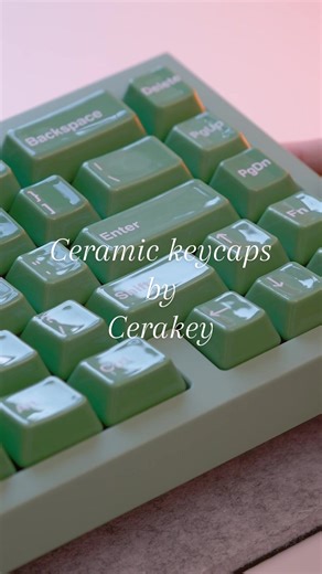Look at how gorgeous these ceramic keycaps are😱 These green Cerakey keycaps look so glossy and pretty too😍 You know I had to match it with my green QK65! And I agree that Cerakey definitely makes your keybord THOCK! I hope I can get the pink set next👀 Thank you @cerakeyofficial for sending these ceramic keycaps for me to try! They are a joy to type on!!!❤️ Keyboard: QK65 @Qwertykeys_Official Switches: KTT Kang White v3 Deskmat: @KEEBMAT.com . . . #mechanicalkeyboard #keyboard #desksetup #keeb