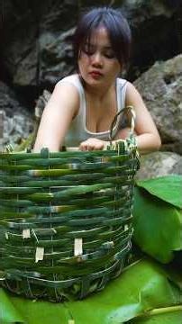 Giant Python Attacks! Survive NOW Hack #survival #shorts