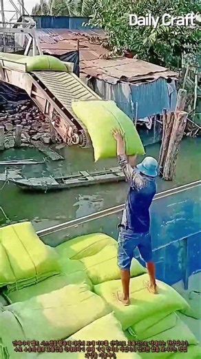 컨베이어 벨트 시스템을 활용한 수로 화물 적재 과정 #worker #process #machinery #waterway #baggage