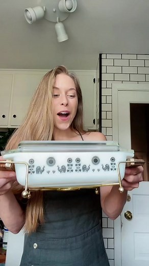 Exploring a Vintage Pyrex Dish from the 1950s