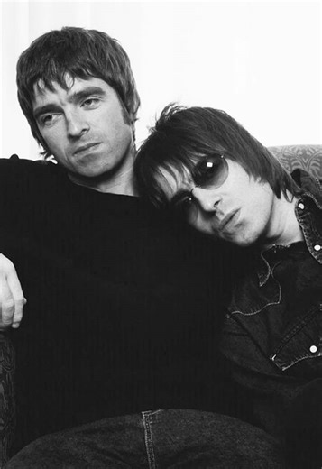 slide away live at itunes 2009 u will always be famous | non 60s post but since it’s oasis it technicallyyyyy is #oasis #britpop #music #targetaudience #foru