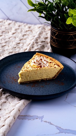 This Egg Nog Cream Pie is the perfect easy to make holiday dessert. It tastes amazing, and only takes 30 minutes! #eggnog #holidayrecipes | Dowell Cooks