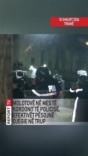 Report Tv | Hedhja e molotovëve në mes të turmës, ka dëmtuar efektivët e policisë, të cilët kanë pësuar dhe djegie. Siç shihet nga pamjet, uniformat e... | Instagram