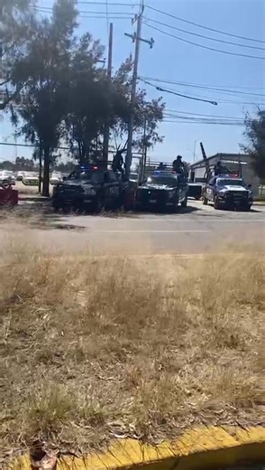 🚨 Fuerte operativo de seguridad afuera del CERESO de Aguascalientes tras reportes de un presunto motín al interior del penal. Autoridades mantienen presencia en la zona mientras se verifica la situación. . . . . #Aguascalientes #Cereso | Las de Hoy