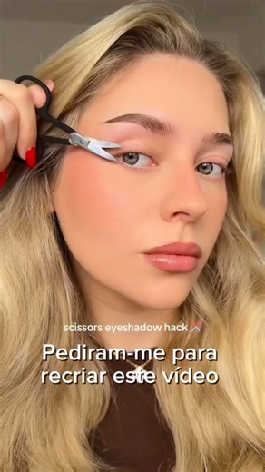 Não sei quem foi a alminha-mente-iluminada que achou boa ideia colocar umas tesouras nos olhos 🙄⁣ ⁣ Enfim. Dá para gozar. E aquilo que queremos mesmo é rir, certo?! 🤣⁣ ⁣ Diz-me … achas boa ideia? 👇⁣ ⁣ PS podes sempre enviar mais vídeos para eu recriar. 🫢⁣ ⁣ ⁣ ⁣ SEO ⁣ Makeup ⁣ Makeup hack ⁣ Funny ⁣ Comedy ⁣ Viral⁣ Trending ⁣ Makeup tutorial ⁣ Maquilhagem ⁣ Maquiagem ⁣ Tutorial de maquiagem ⁣ Maquilhagem de olhos ⁣ Mulheres acima dos 40 ⁣ Over 40 makeup ⁣ Menopausa ⁣ Menopause ⁣ Perimenopausa 